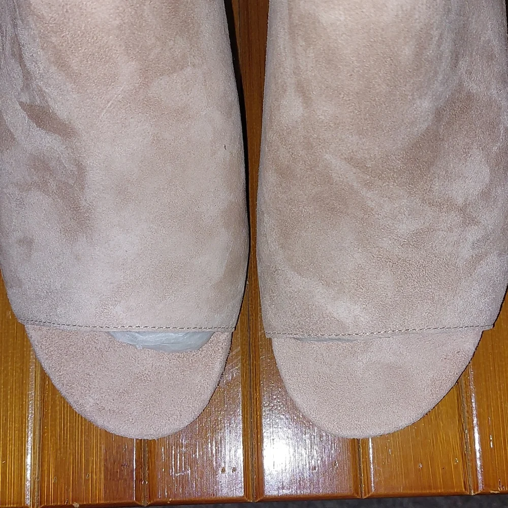 NWOT Adrienne Vittadini suede heels size 10 color cashew - Picture 6 of 10